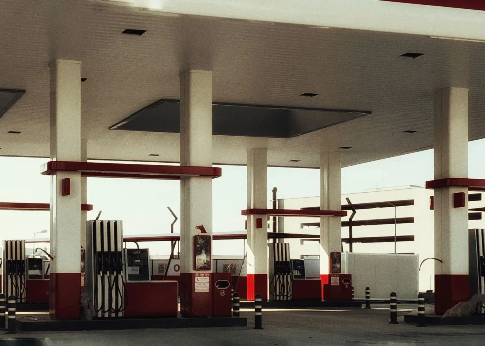 Nhân viên đang bơm xăng